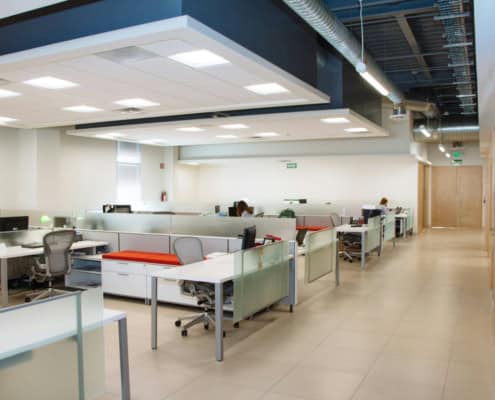 Bureau quasi vide pendant une perturbation sociale, illustrant l'importance de la continuité de service du secrétariat à distance