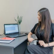 Secrétaire à distance au bureau — frappe sous dictée et transcription audio Assistance Virtuelle