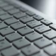 Frappe sous dictée et transcription audio par secrétaire qualifiée — Assistance Virtuelle