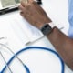 Secrétaire médicale spécialisée frappe compte rendu médical à distance — Assistance Virtuelle