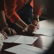 Signature de documents juridiques — frappe sous dictée pour avocats et cabinets juridiques