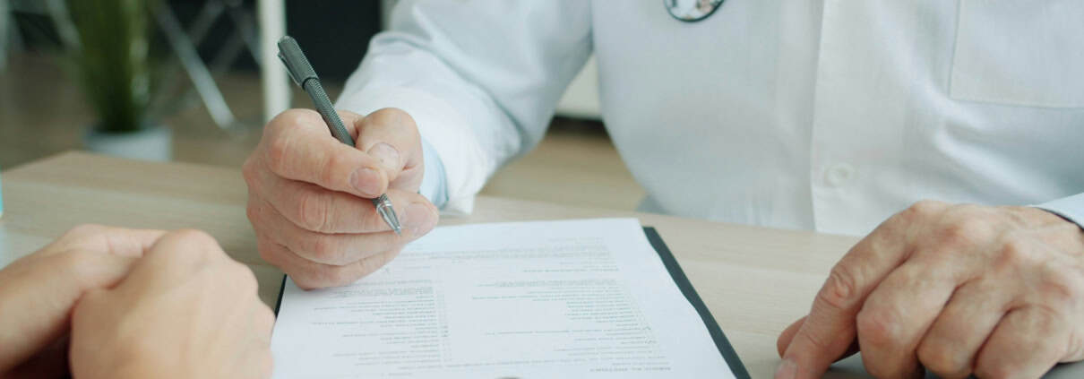 Médecin dictant un compte rendu médical pour frappe sous dictée par une secrétaire médicale à distance