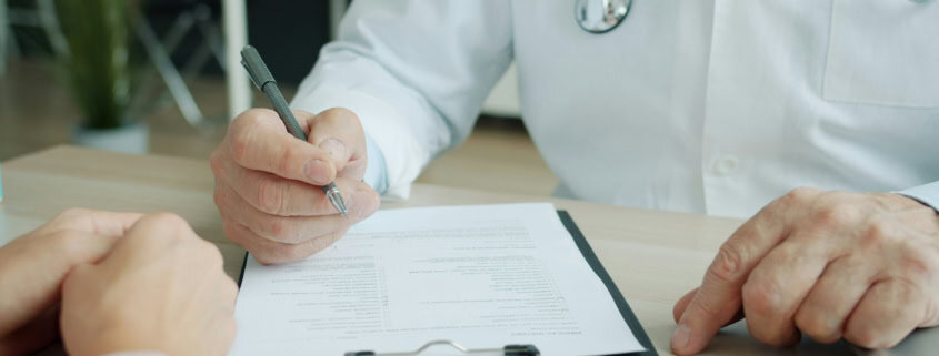 Médecin dictant un compte rendu médical pour frappe sous dictée par une secrétaire médicale à distance