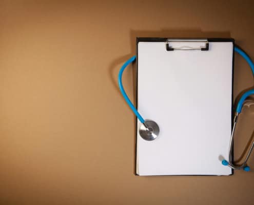 Médecin submergé par les tâches administratives — secrétariat médical à distance Assistance Virtuelle