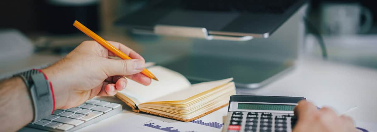 Secrétaire juridique à distance préparant des actes et conclusions pour un cabinet d'avocats