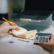 Secrétaire juridique à distance préparant des actes et conclusions pour un cabinet d'avocats