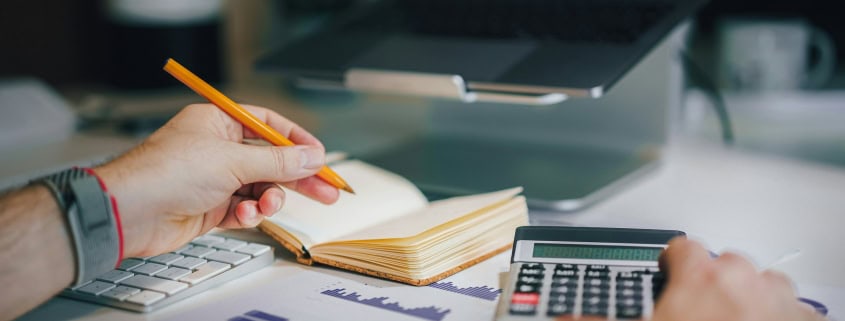 Secrétaire juridique à distance préparant des actes et conclusions pour un cabinet d'avocats