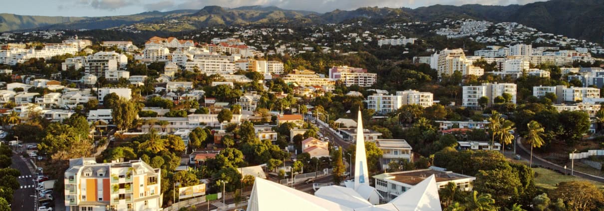 Vue aérienne de La Réunion, île cible du service de secrétariat à distance Assistance Virtuelle pour professionnels réunionnais