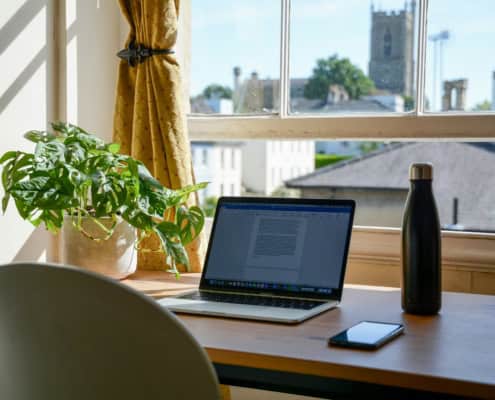 Professionnel libéral en télétravail organisant sa délégation administrative avec un secrétariat à distance