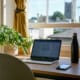 Professionnel libéral en télétravail organisant sa délégation administrative avec un secrétariat à distance