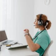 Secrétaire médicale expérimentée transcrivant une dictée depuis l'Île Maurice