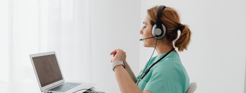 Secrétaire médicale expérimentée transcrivant une dictée depuis l'Île Maurice