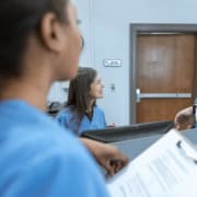 Équipe de secrétaires gérant les appels de plusieurs médecins d'un cabinet de groupe