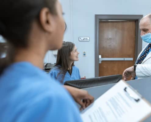 Équipe de secrétaires gérant les appels de plusieurs médecins d'un cabinet de groupe