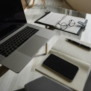Professionnel libéral organisé suivant ses dossiers délégués depuis son bureau