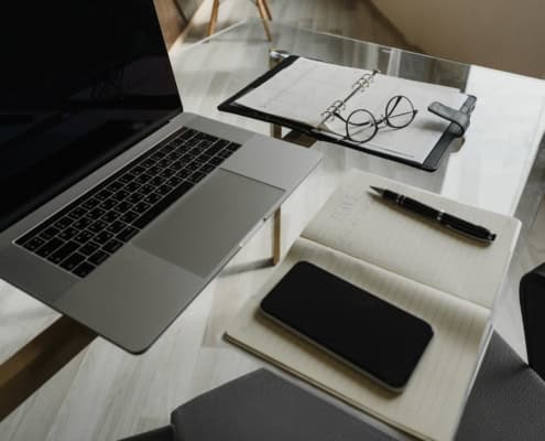 Professionnel libéral organisé suivant ses dossiers délégués depuis son bureau