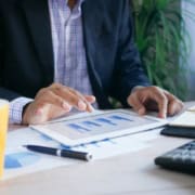 Expert-comptable consultant des documents financiers confidentiels sur tablette