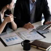 expert-comptable conseillant l'externalisation administrative à un client