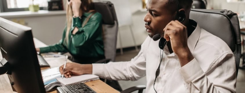 Secrétaire virtuelle traitant une demande urgente en équipe