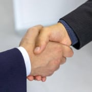 Professionnel et secrétaire virtuelle en collaboration de longue date