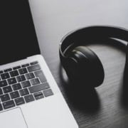 Secrétaire freelance retranscrivant un enregistrement audio sur ordinateur