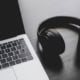 Secrétaire freelance retranscrivant un enregistrement audio sur ordinateur