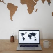 Secrétaire virtuelle à Madagascar traitant une dictée reçue de France