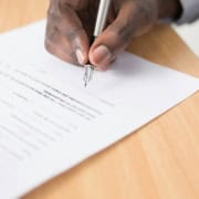 Professionnel vérifiant les clauses d’un contrat de secrétariat