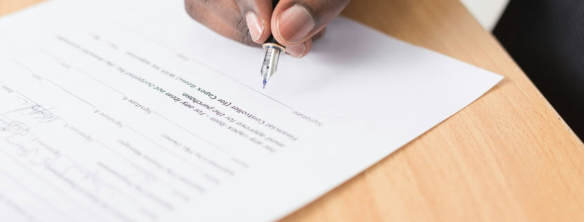 Professionnel vérifiant les clauses d’un contrat de secrétariat