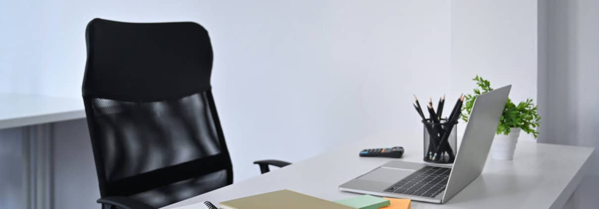 Secrétaire de direction à distance organisant l'agenda et les tâches administratives d'un dirigeant
