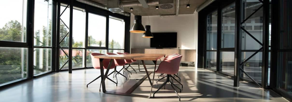 Secrétaire expert immobilier gérant les dossiers et le suivi administratif