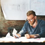 Architecte vérifiant les pièces d’un permis de construire