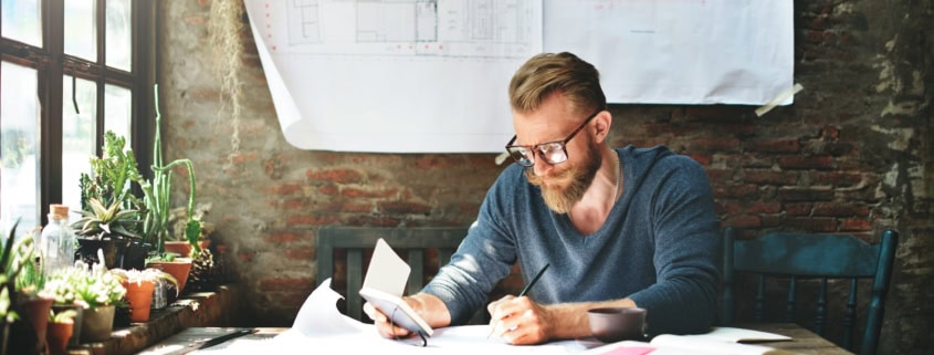 Architecte vérifiant les pièces d’un permis de construire