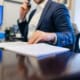 Juriste d’entreprise examinant des contrats avec son assistante