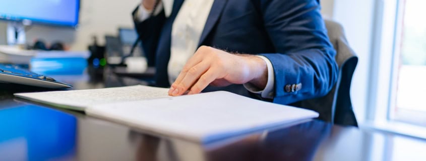 Juriste d’entreprise examinant des contrats avec son assistante