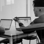 Secrétariat virtuel combinant intervention humaine et automatisation