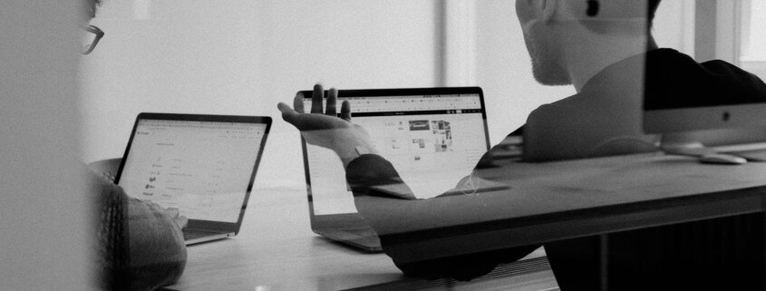 Secrétariat virtuel combinant intervention humaine et automatisation