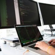 Poste de travail d'un cabinet libéral pendant une intervention de support informatique à distance