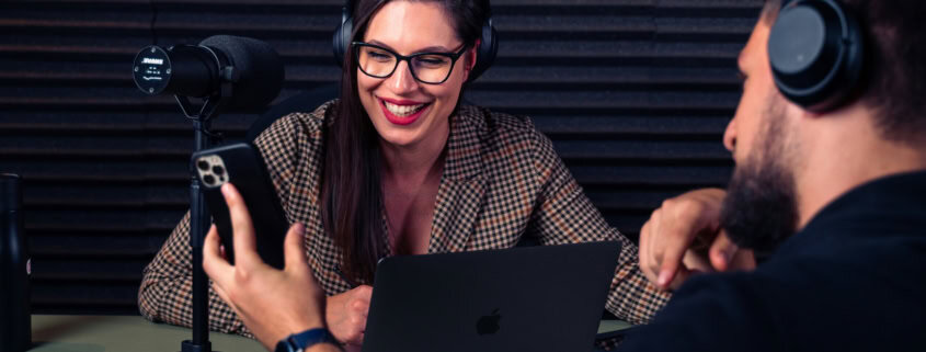 Chercheuse transcrivant un entretien de recherche qualitatif