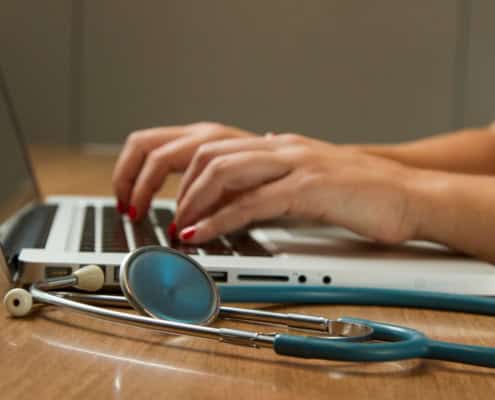 Médecin utilisant un assistant vocal médical numérique