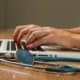 Médecin utilisant un assistant vocal médical numérique