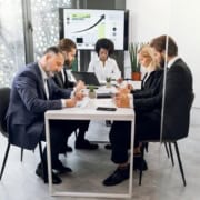Équipe examinant une clause sociale d’appel d’offres avant externalisation