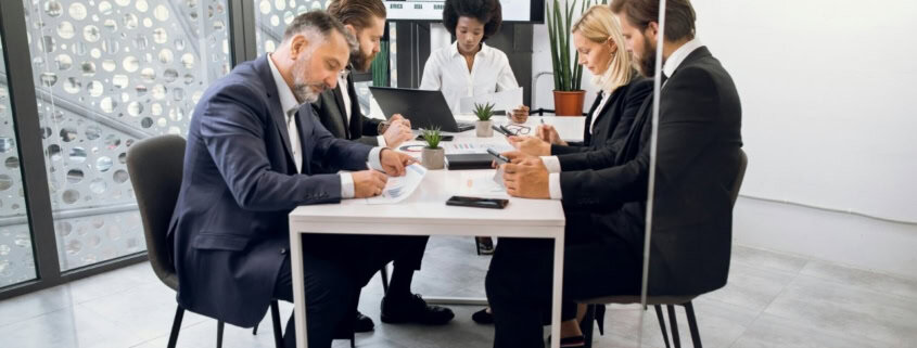 Équipe examinant une clause sociale d’appel d’offres avant externalisation