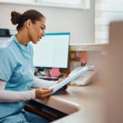 Compte rendu opératoire externalisé avec frappe médicale sécurisée