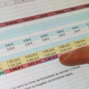 Calculatrice et documents illustrant différentes solutions tarifaires