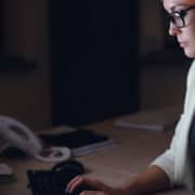 Secrétaire assurant une permanence téléphonique en horaires étendus
