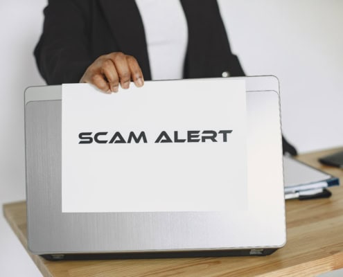 Alerte contre le phishing affichée devant un ordinateur professionnel