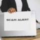 Alerte contre le phishing affichée devant un ordinateur professionnel