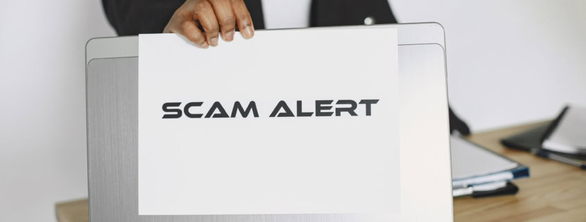 Alerte contre le phishing affichée devant un ordinateur professionnel