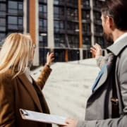 Diagnostiqueur immobilier préparant un rapport réglementaire